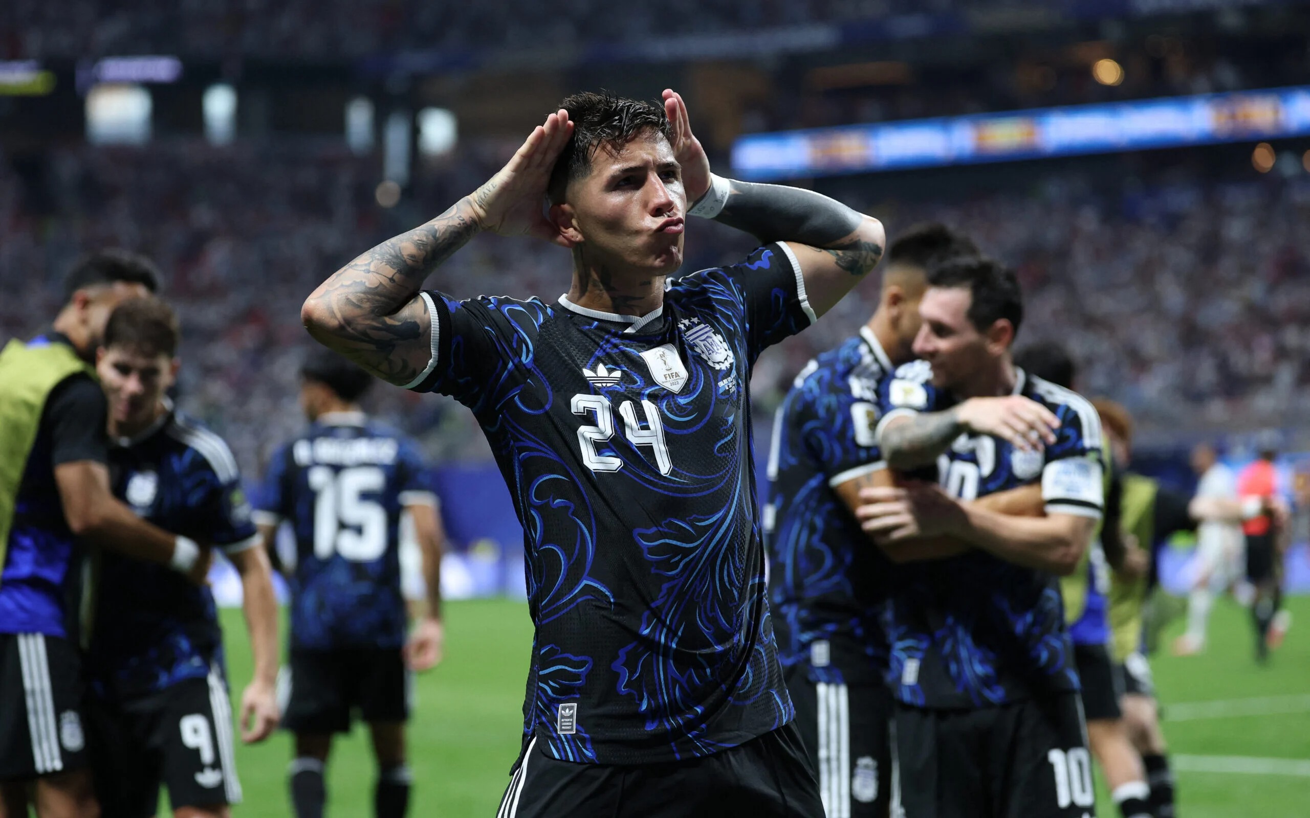Enzo Fernández comemora gol de empate da Argentina contra a Inglaterra com Messi ao fundo