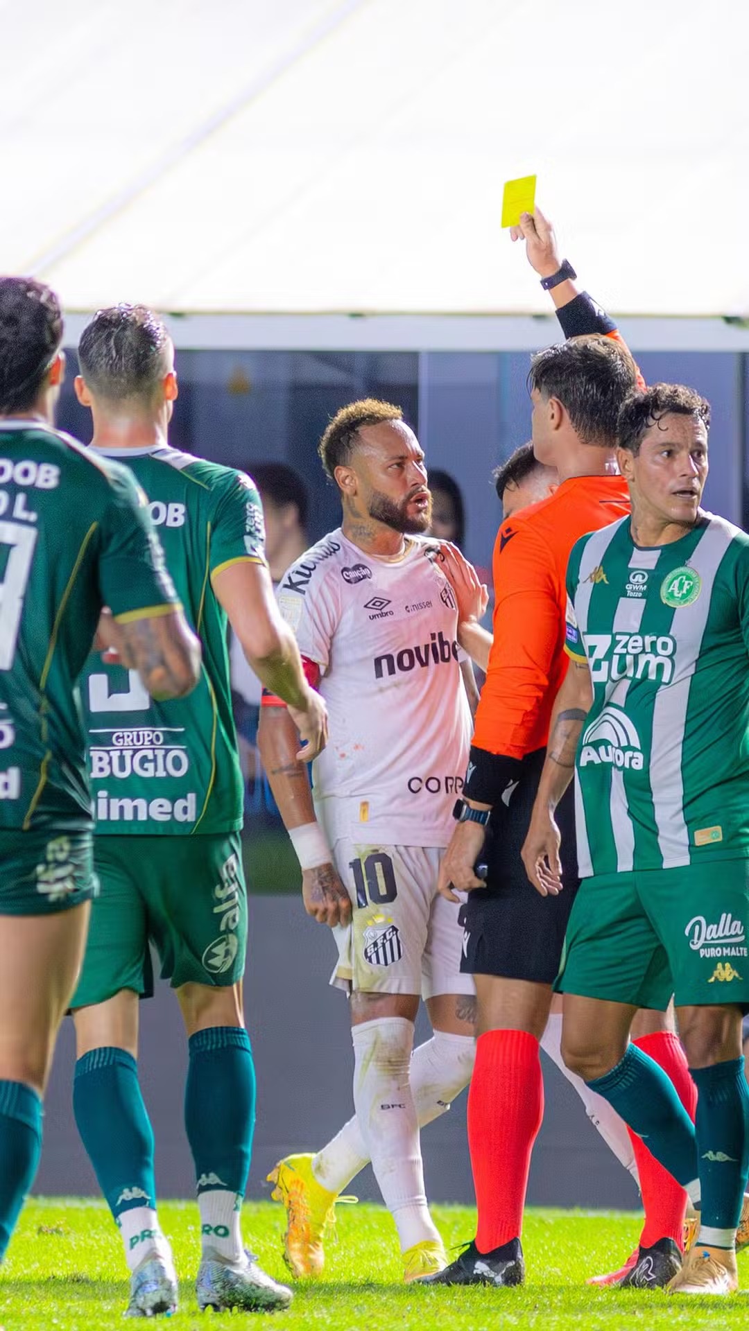 Árbitro mostra cartão amarelo enquanto Neymar reclama durante Santos x Chapecoense