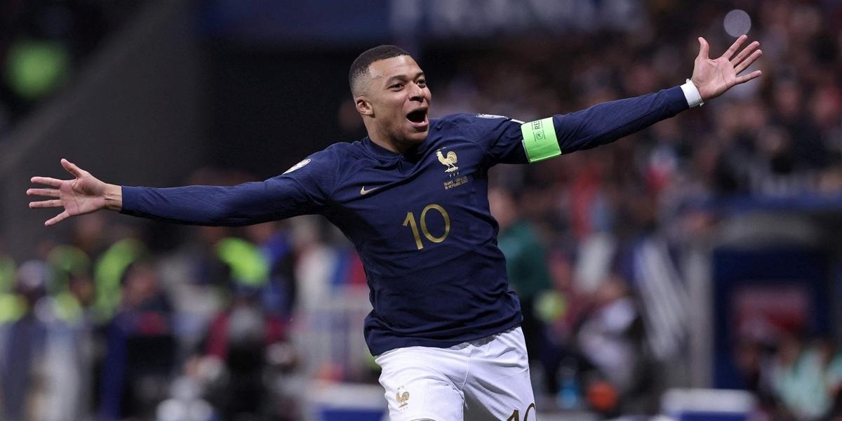 Kylian Mbappé comemora gol com a camisa da França