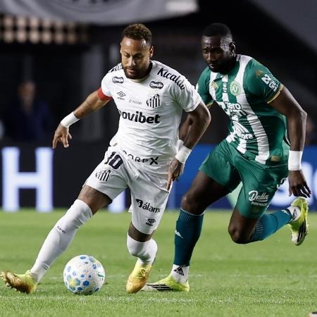 Neymar conduz a bola durante Santos x Chapecoense pelo Campeonato Brasileiro