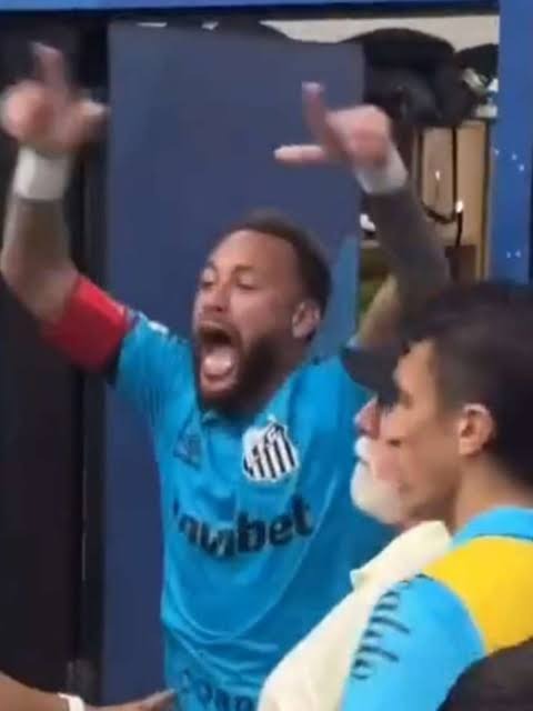 Neymar comemora e gesticula durante partida do Santos