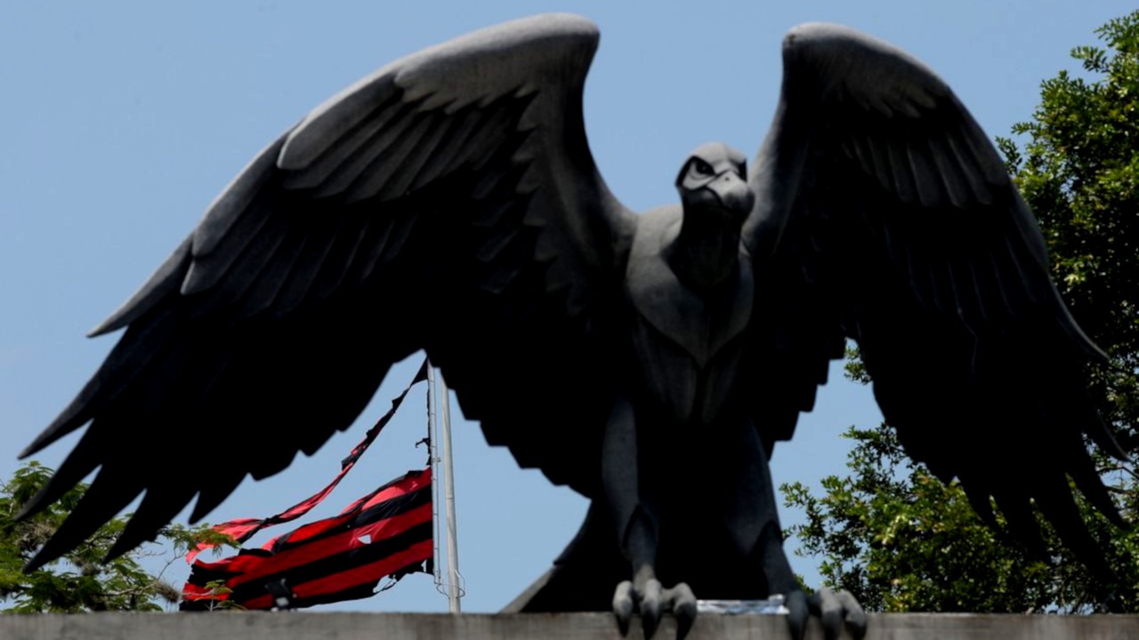Estátua de urubu símbolo do Flamengo com bandeira rubro-negra