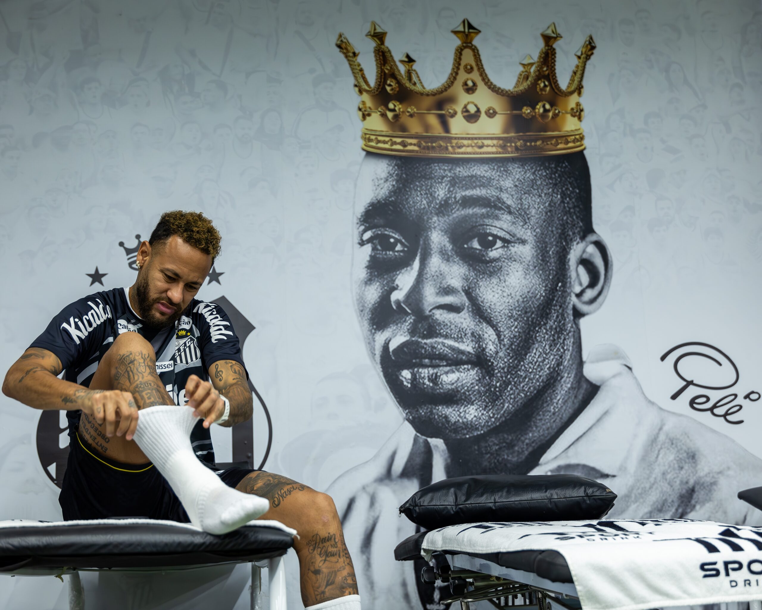 Neymar no ambiente do Santos diante de homenagem a Pelé